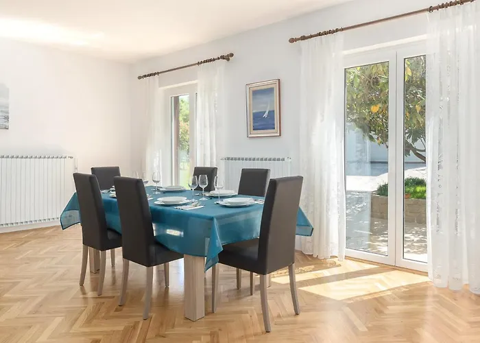 Apartma Sabina شقة *