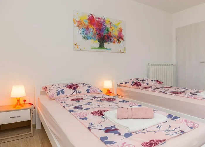 Apartma Sabina דירה *